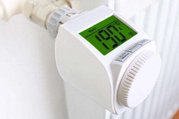 Weißer Heizkörper mit Thermostat